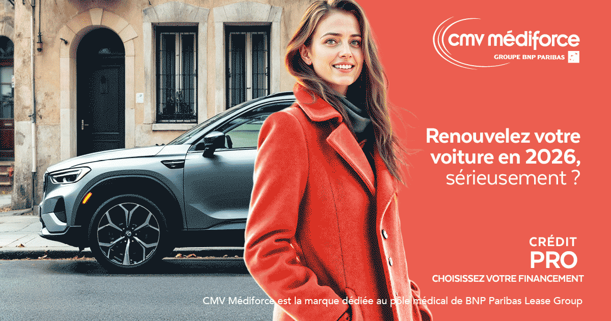 Une femme avec un manteau rouge posant devant une voiture